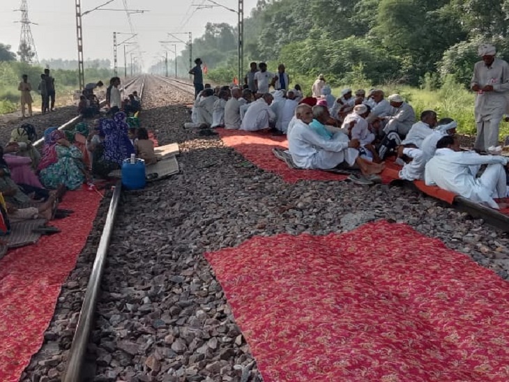 जींद के घसों गांव के समीप जींद-फिरोजपुर रेल सेक्शन पर धरने पर बैठे किसान।