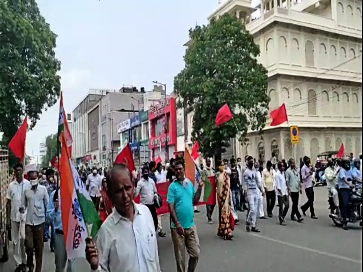 एमआई रोड से निकली रैली