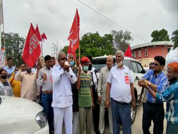 शंखनाद करता कांग्रेस सेवादल कार्यकर्ता