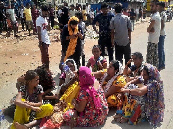ऑटो चालक की बैटरी और ग्रामीण लाठी-डं.
