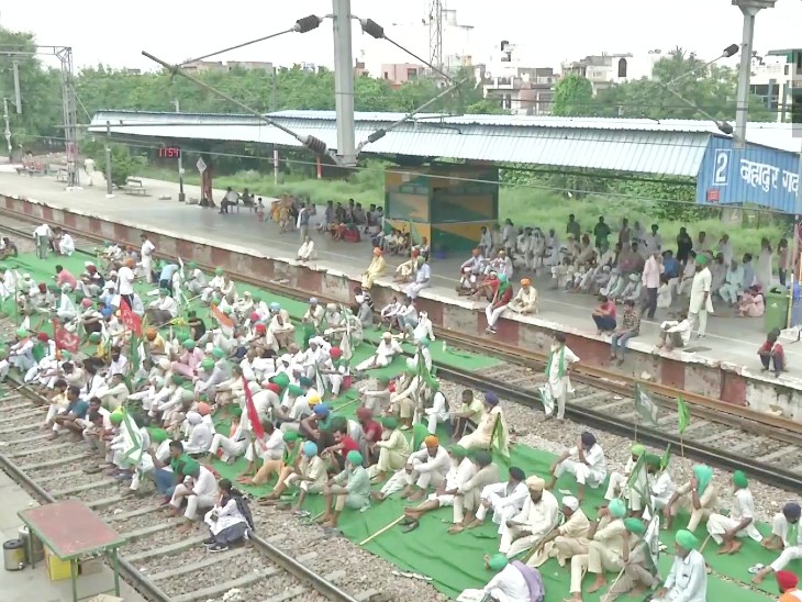 हरियाणा में प्रदर्शनकारी किसान बहादुरगढ़ रेलवे स्टेशन के ट्रैक पर बैठकर अपना विरोध जता रहे हैं।