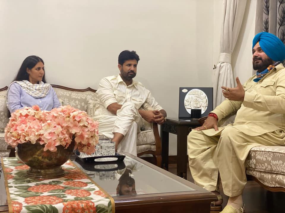 जब नवजोत सिंह सिद्धू अमरिंदर सिंह राजा वडिंग से मिलने उनके घर पहुंचे थे। - Dainik Bhaskar