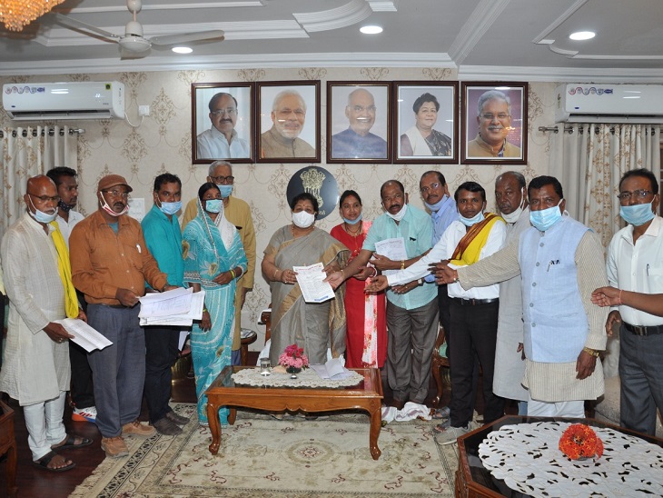अरविंद नेताम की अगुवाई में सर्व आदिवासी समाज ने राज्यपाल अनुसूईया उइके को ज्ञापन सौंपकर हस्तक्षेप की मांग की है। - Dainik Bhaskar