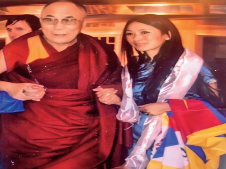 Reka with the Dalai Lama.  - Dainik Bhaskar