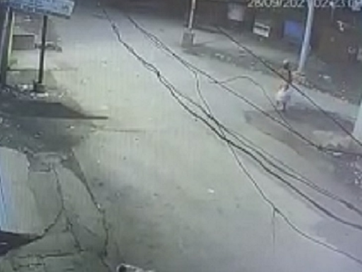सीसीटीवी में दिखाई दे रहा है। दुकान से 30 धूमल की धूम है।