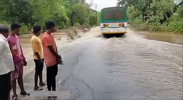 पुलिस के मुताबिक, बाढ़ के कारण ब्रिज पूरी तरह से पानी में डूब गया था।
