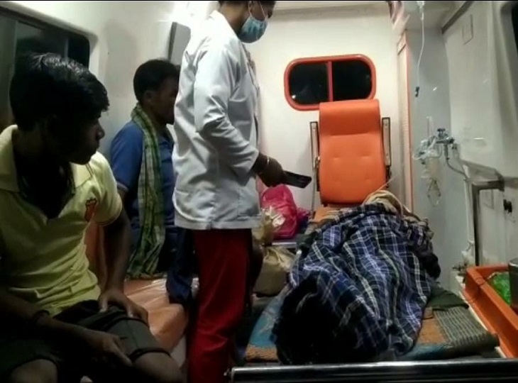 संचारी संजीवनी 108 के चालक रविशप व ईएमटी कमला पोयाम पर।