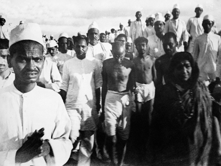 दांडी मार्च के दौरान गांधी जी।