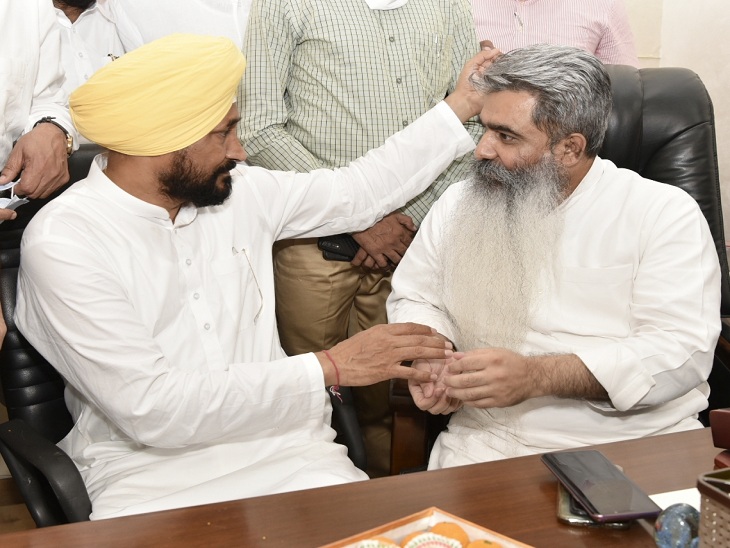 भारत भूषण आशु को पदभार संभालने पर बधाई देते सीएम चन्नी।