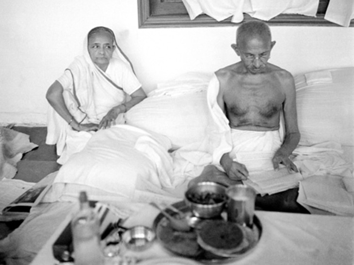 कस्तूरबा गांधी के साथ महात्मा गांधी।