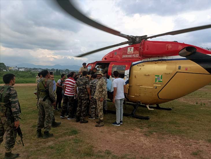 झारखंड जगुआर के जख्मी सहायक कमांडेंट को हेलिकॉप्टर की मदद से रांची स्थित मेडिका अस्पताल भेजा गया, जहां वो शहीद हो गए। - Dainik Bhaskar