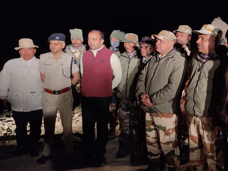 पर्वतराहियों को बचाने के लिए गया बचाव दल।
