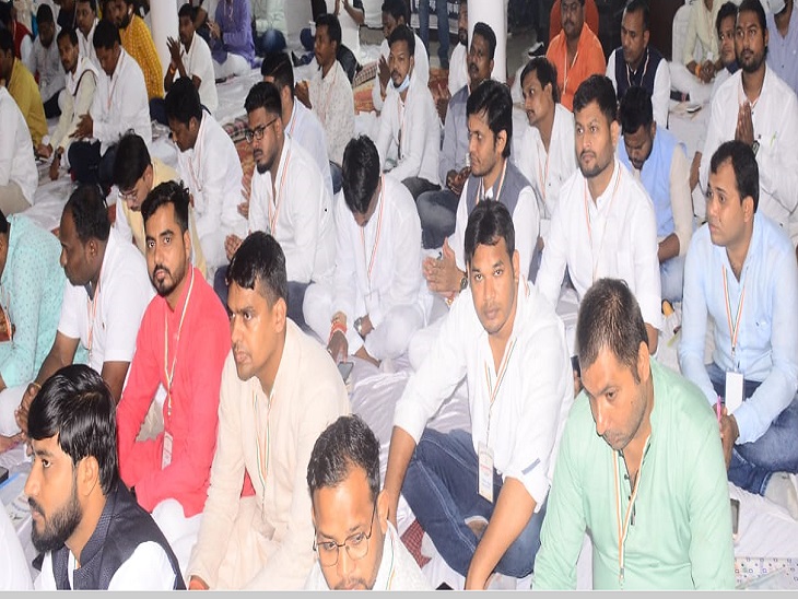 मीटिंग में बड़ी संख्या में काम करने वाले कर्मचारी शामिल हों।