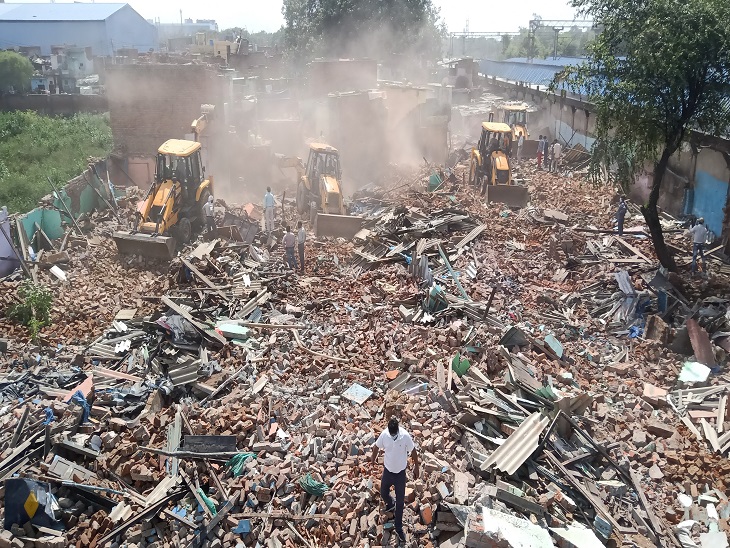 न्यू टाउन रेलवे स्टेशन के पास बसे संजय नगर में होती तोड़फोड़ की कार्रवाई