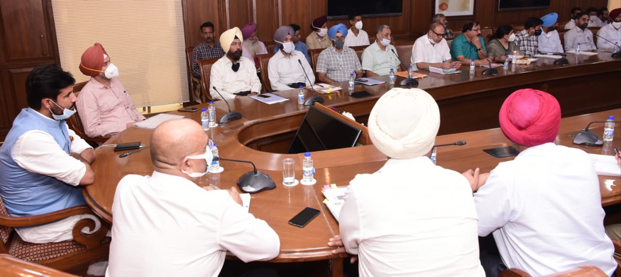 परिवहन विभाग के अधिकारियों से बैठक करते हुए अमरिंदर सिंह राजा वडिंग