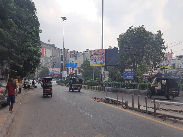 बटाला रोड सेलिब्रेशन मॉल के पास छुटपुट छींटे ही पड़े।