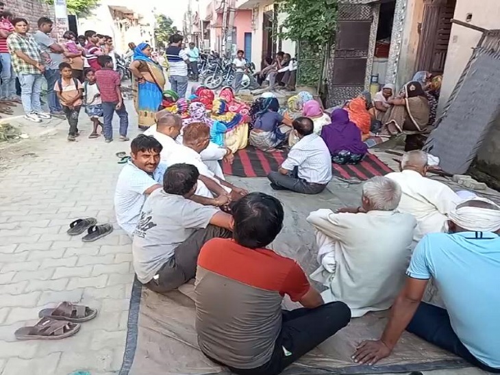महिला के घर के बाहर लगी लोगों की भीड़।