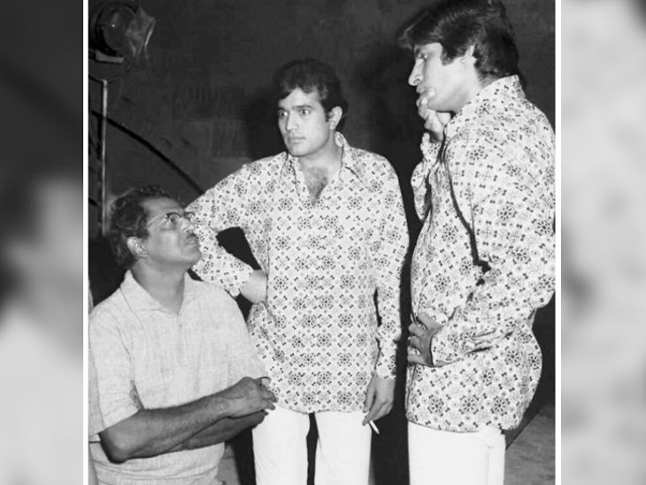 फिल्म 'नमक हराम' (1973) के सेट पर ऋषिकेश मुखर्जी राजेश खन्ना और अमिताभ बच्चन के साथ।