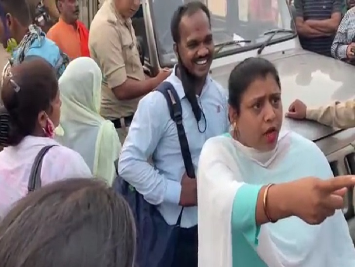 पुलिस महिला के विपरीत मामला दर्ज किया गया है।