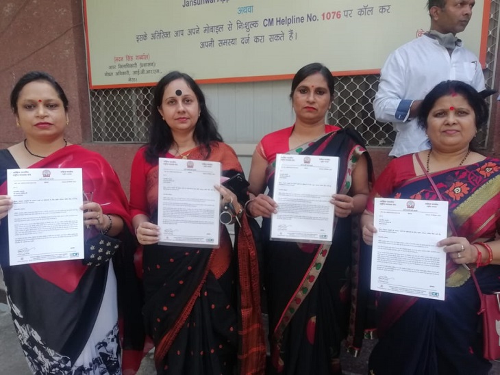 मेरठ में एक्विला रेस्टोरेंट दिल्ली का लाइसेंस निरस्त करने की मांग करती महिलाएं।