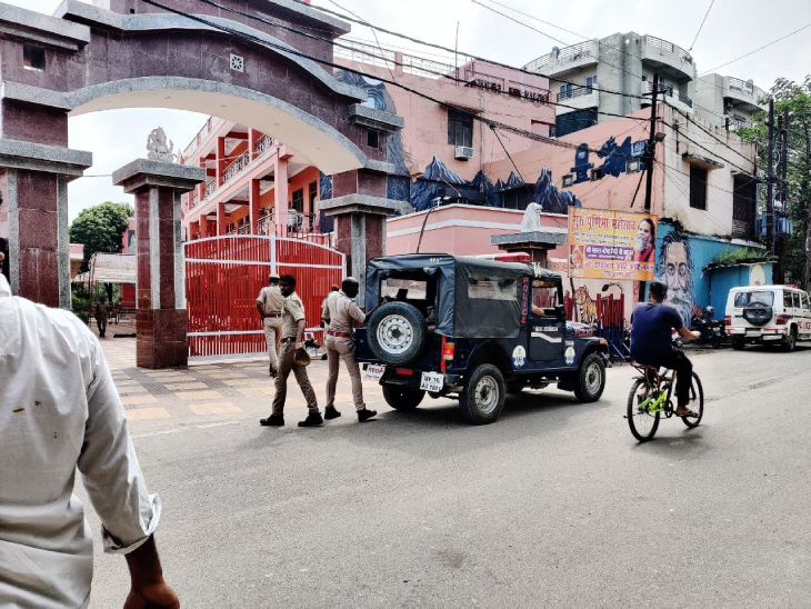 नरेंद्र गिरि की मौत के बाद CBI मामले की जांच कर रही है। बाघंबरी मठ के अंदर और बाहर सुरक्षा व्यवस्था सख्त है, हर जगह जवान मुस्तैद हैं।