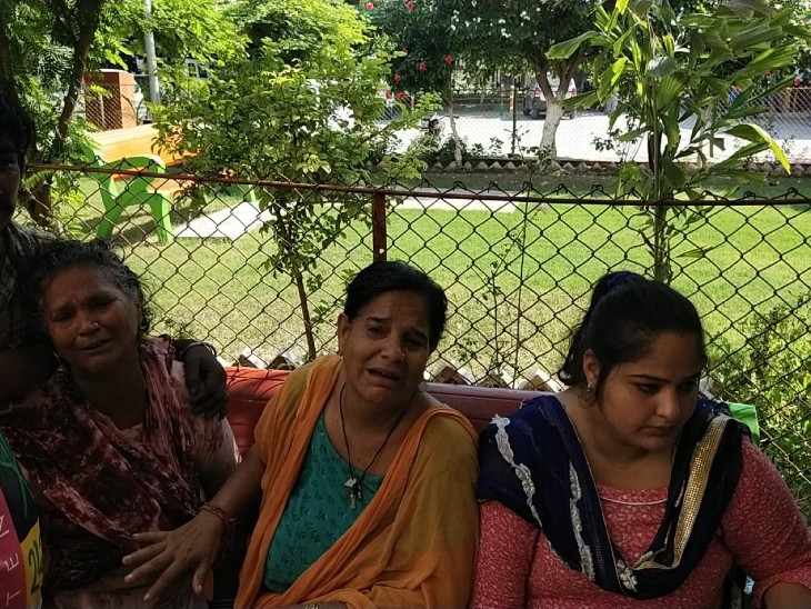 अस्पताल के बाहर विलाप करते गैंगस्टर शामा के परिजन।