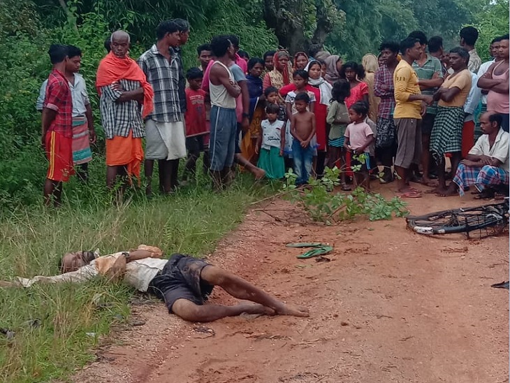 युवक का शव इस तरह से सड़क किनारे पड़ा हुआ था।