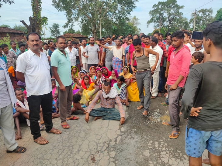 वन विभाग के खिलाफ ग्रामीण नारेबाजी करते रहे।