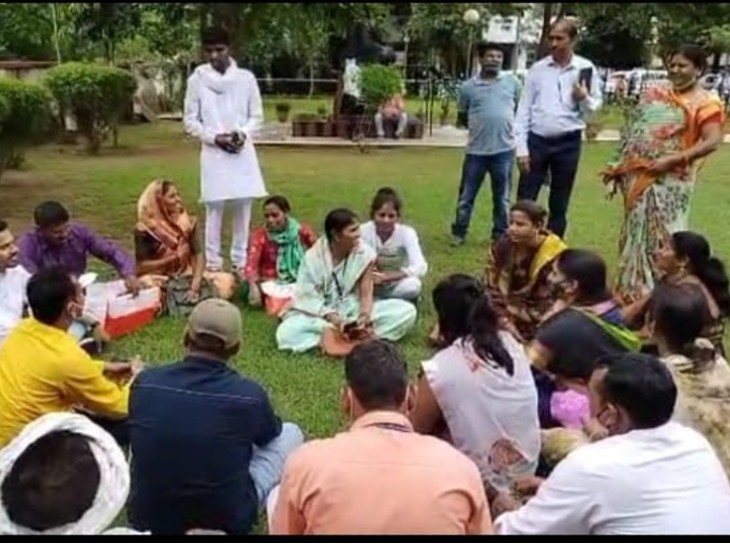 सदस्यों से बातचीत करती जिला प्रमुख।