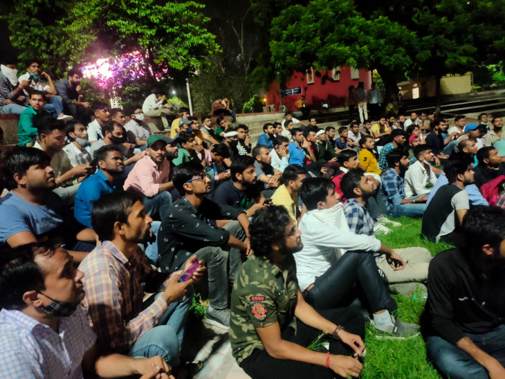 शहीद स्मारक पर जमा युवाओं की भीड़