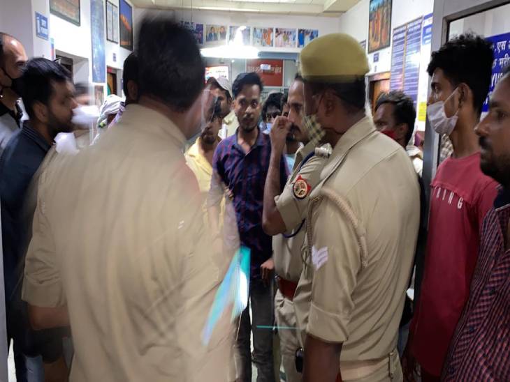 गोली चलने के बाद मची दुकान पर अफरा तफरी।