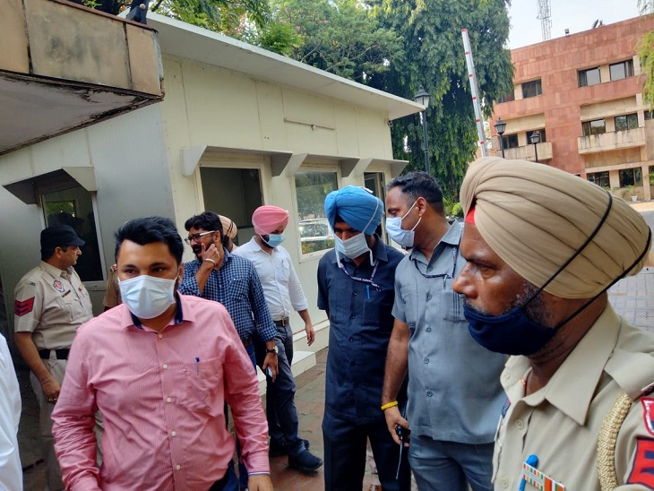 सिद्धू और चन्नी की मीटिंग को लेकर पंजाब भवन के बाहर हलचल।