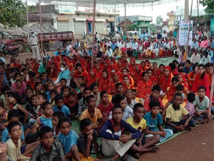 ग्रामीणों के साथ बैठक कर पुलिस अफसर जहां उनका हालचाल ले रहे हैं, वहीं लोगों को सुरक्षा के प्रति जागरूक भी किया जा रहा है।
