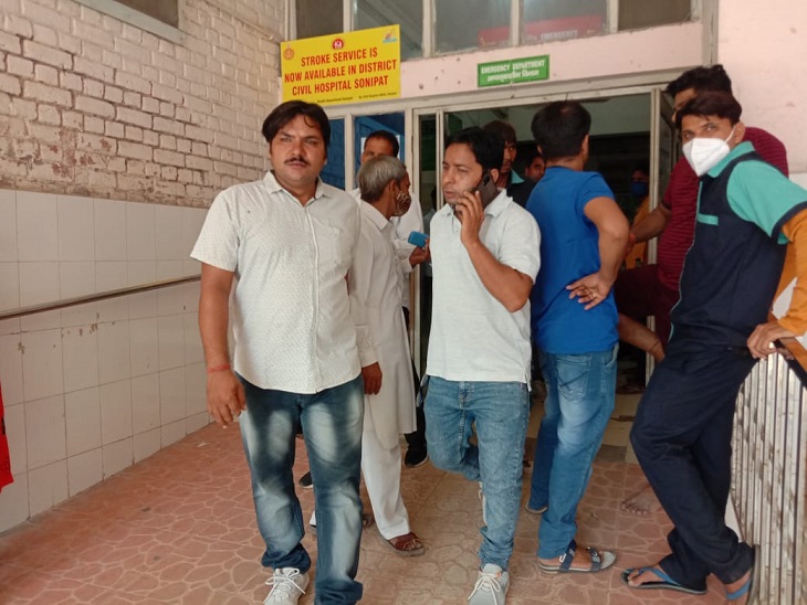 सोनीपत सिविल अस्पताल के बाहर खड़े मृतकों के परिजन।