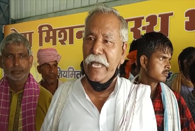 मजदूरी घटने की जानकारी देते हुए मजदूर नेता।