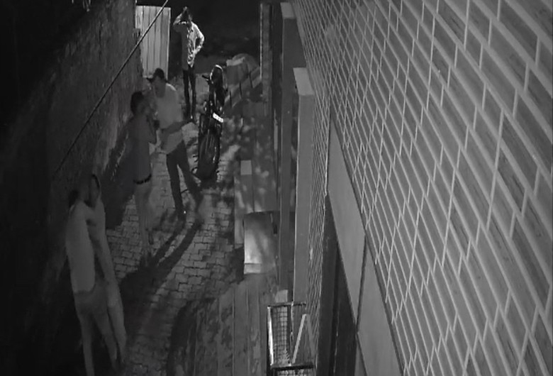 महिला और उसके बेटे के साथ मारपीट करते हुए पुलिसकर्मी।