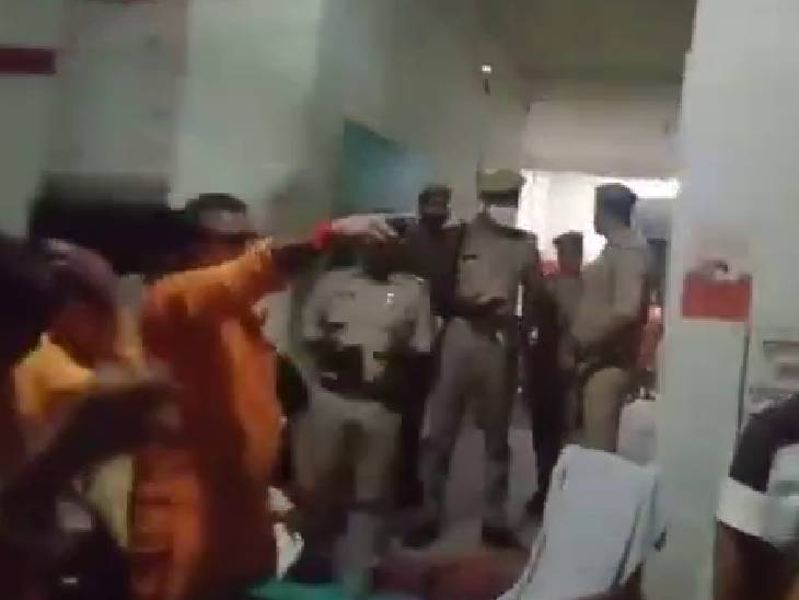 BJP जिलाध्यक्ष अभिमन्यु सिंह उठे और उन्होंने शैलेंद्र प्रताप फटकार लगाई।
