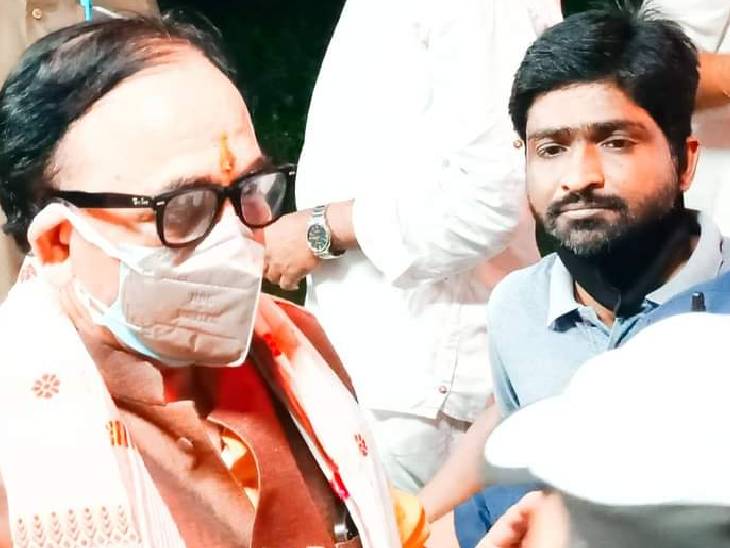 आरोपी शैलेंद्र प्रताप सिंह पूर्व आईटी सेल जनपद संयोजक चंदौली के पद पर कार्य कर चुका है।