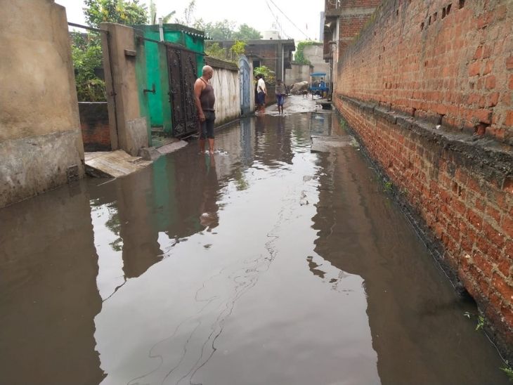 बोकारो के फुसरो के बाटा गली, रहीम गंज, रानी बाग समेत कई निचले इलाकों में पानी भर गया है. कहीं 4 फीट तो कहीं 5 फीट पर पानी है। ऐसे में लोग अपने घर का सामान छोड़कर जान बचाने के लिए ऊंचे इलाकों में चले गए।