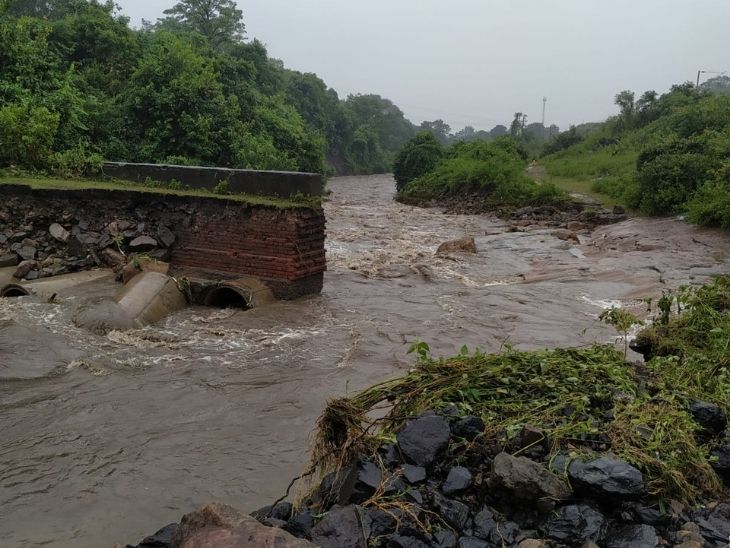 बेरमो में लगातार बारिश के कारण करिपानी और कल्याणी क्षेत्र को जोड़ने वाली पुलिया बह गई। जिससे करी पानी मंदिर कॉलोनी और कल्याणी के सैकड़ों लोगों को खासी परेशानी का सामना करना पड़ रहा है.