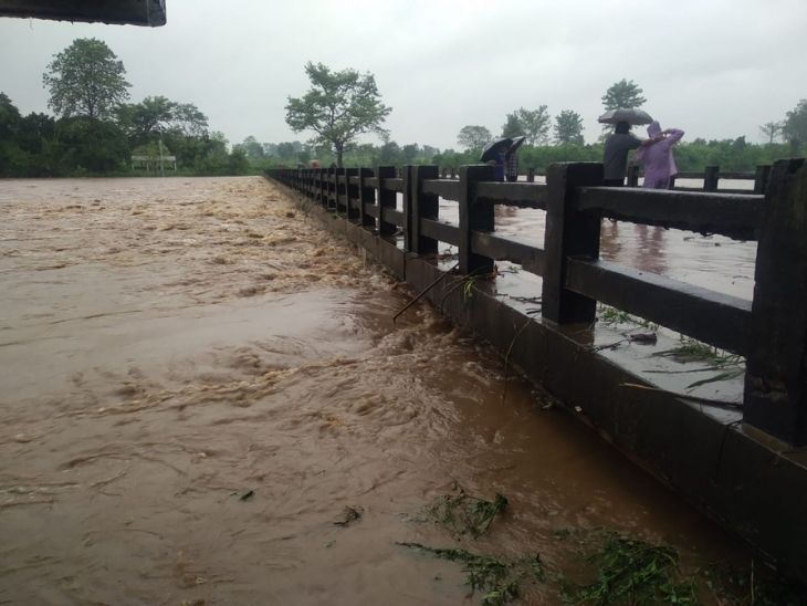 गोमो में यमुना नदी अपने चरम पर है। इसका पानी ओवरफ्लो होकर सड़कों पर आ गया है। इसके चलते यातायात बाधित हो गया है।