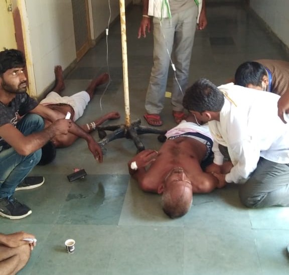 अस्पताल में इस तरह फर्श पर इलाज हो रहा।