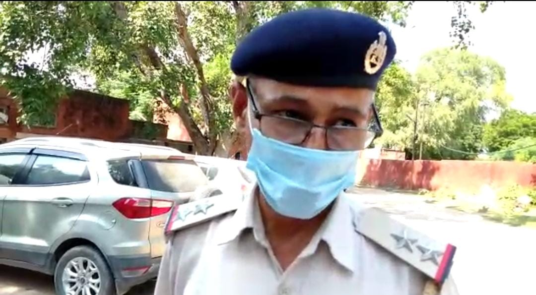 घटना के बारे में जानकारी देते पुलिस अधिकारी