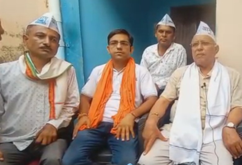 आम आदमी पार्टी के नेता निर्दलीय प्रत्याशी का समर्थन करते हुए।