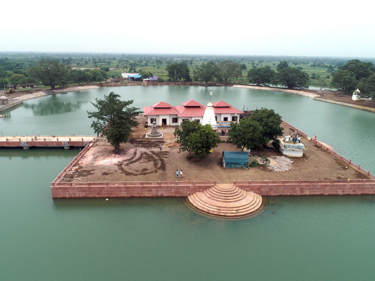 एक बड़े आकार के समूह के रूप में विकसित किया गया है।