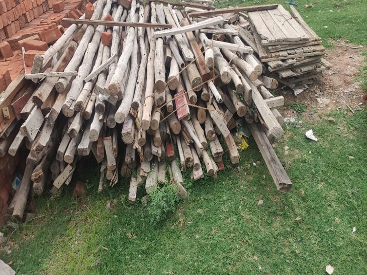 कंस्ट्रक्शन का काम बंद हो गया है।