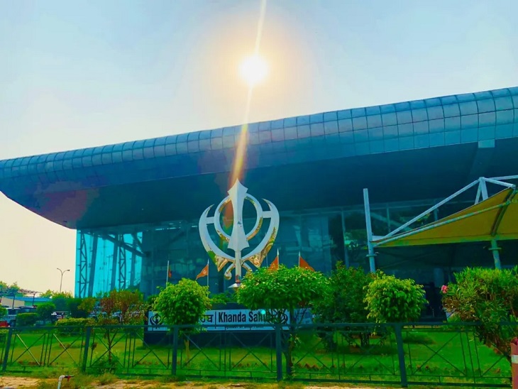 श्री गुरु रामदास जी इंटरनेशनल एयरपोर्ट का बाहरी दृश्य।
