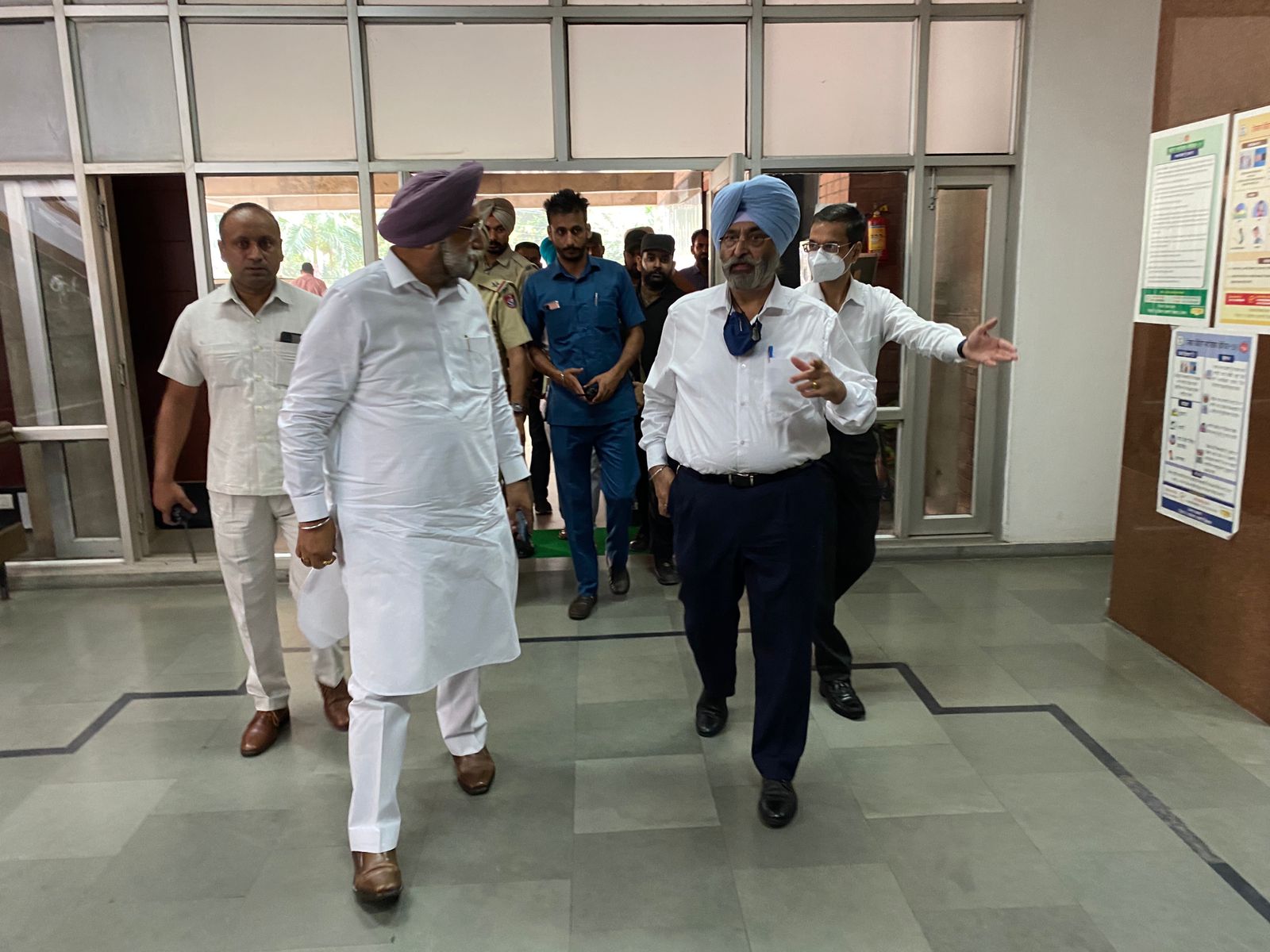 पुलिस हेडक्वार्टर में जांच के दौरान गृह मंत्री सुखजिंदर सिंह रंधावा एवं डीजीपी इकबालप्रीत सिंह सहोता