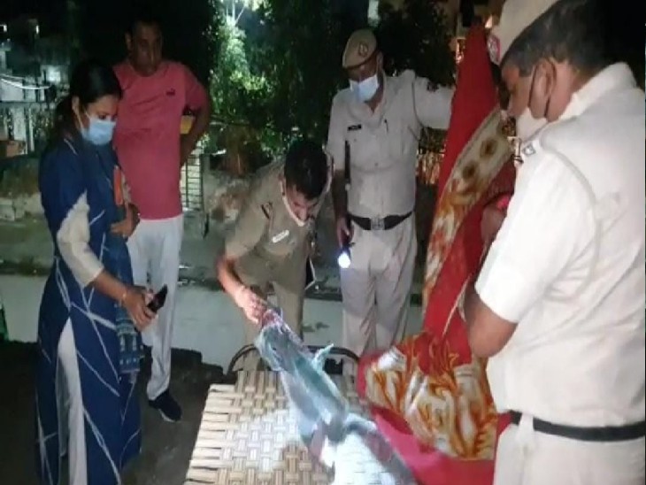 सूचना पर पहुंची पुलिस अस्पताल में लेकर जाती हुई मृतक प्रदीप को