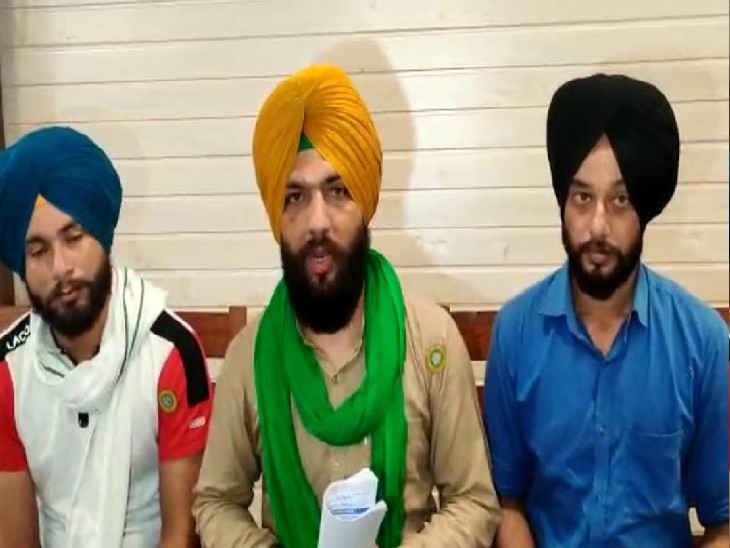 प्रेस क्लब में मीडिया से बात करते हुए किसान नेता